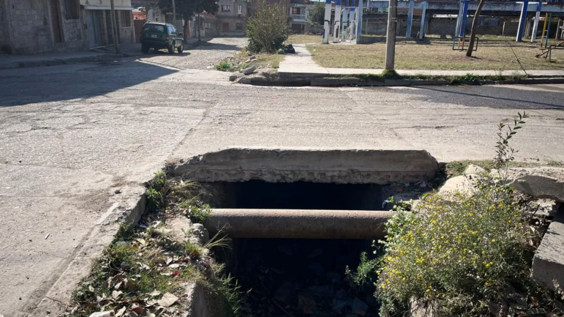 Vecinos denuncian un pozo en Mariano Moreno que lleva más de un año sin arreglar