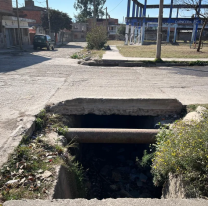 Vecinos denuncian un pozo en Mariano Moreno que lleva más de un año sin arreglar