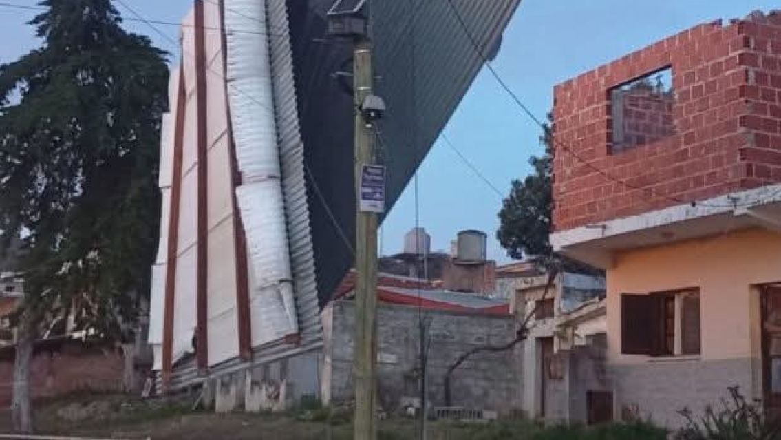 Noche de terror en Cuyaya: el viento arranc� los techos de varias casas 