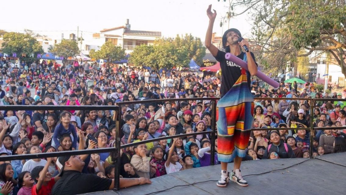 Perico se viste de fiesta para celebrar a los más pequeños