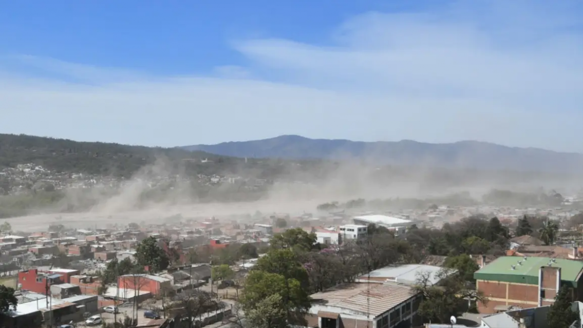 Fuertes vientos y cortes de luz: as� sigue el fen�meno meteorol�gico en Jujuy