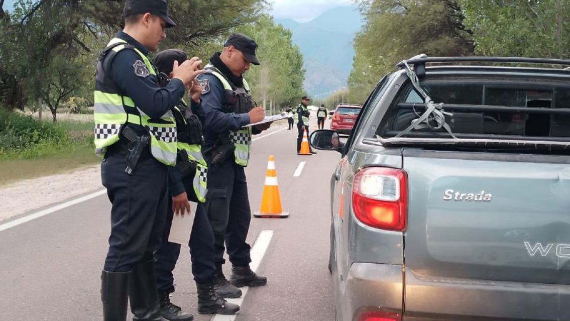 Tres policías fueron detenidos por montar un control vehicular sin autorización