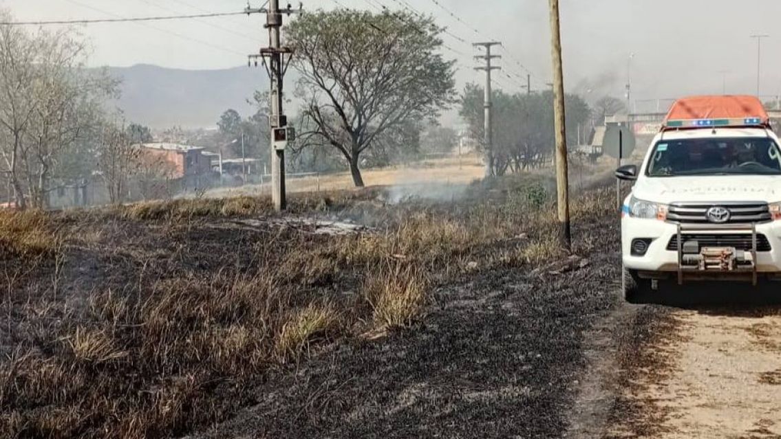 Viento y fuego: bomberos y brigadistas combatieron m�ltiples focos de incendio en la provincia