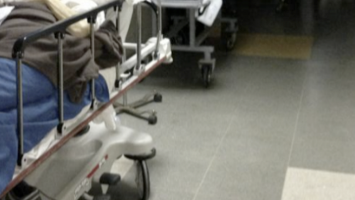 Pareja choc� fuertemente contra un cami�n y terminaron en el Pablo Soria