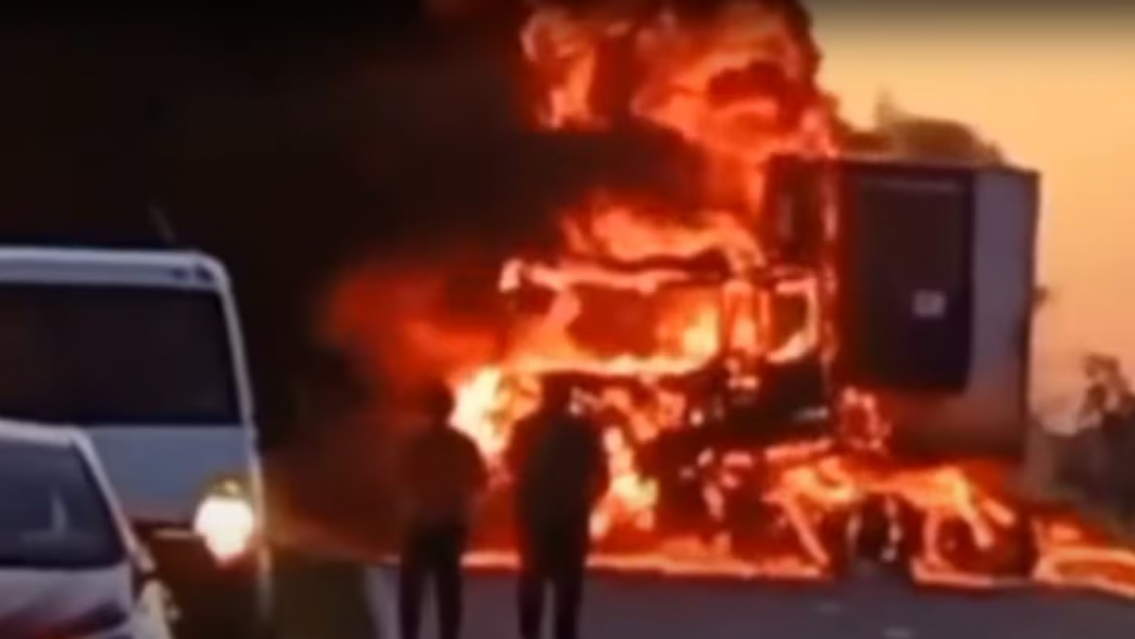 Camionero choc� contra un auto: murieron un hombre y sus dos hijos