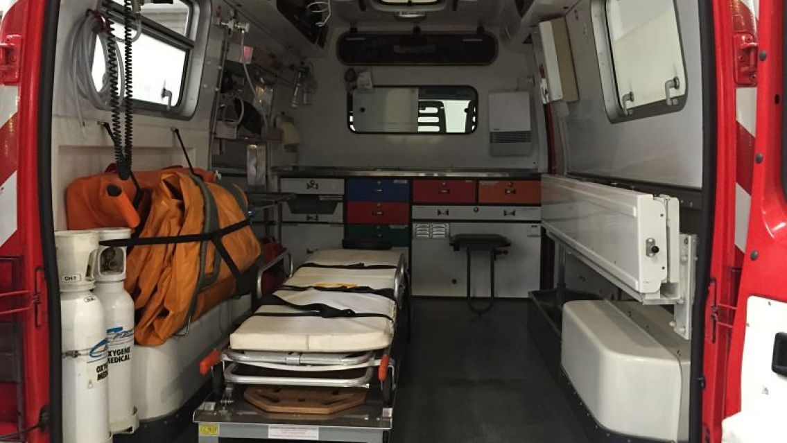 Jujeño pasado de ebrio hacía zigzag con su vehículo y le dio una piña en la cara a un policía