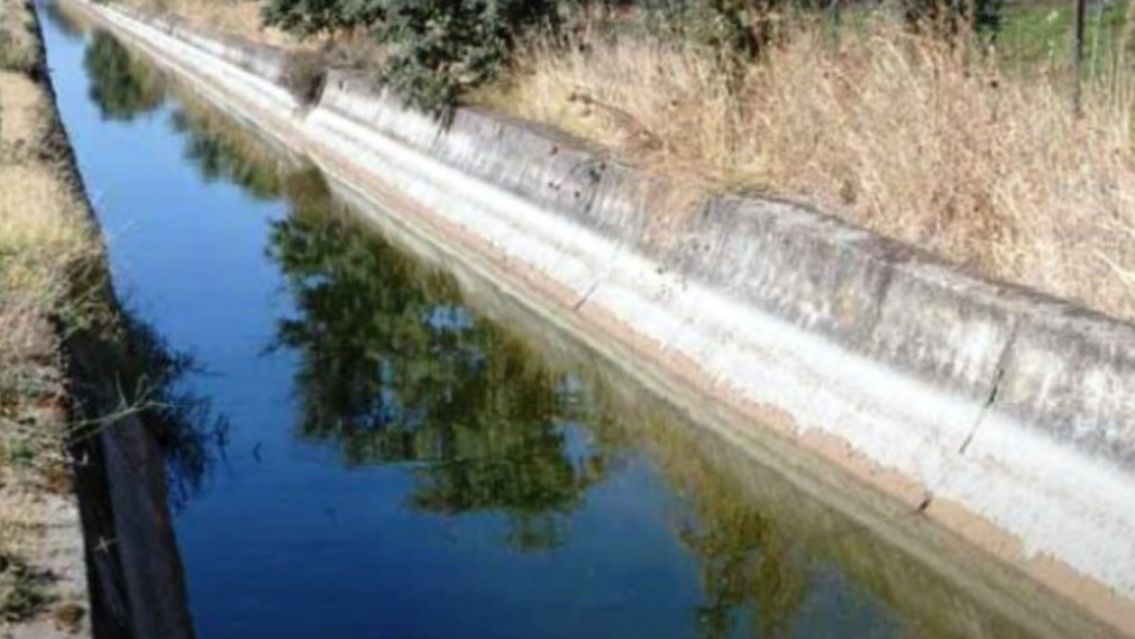 Hallazgo fatal en El Carmen: un cuerpo apareció en el canal de riego