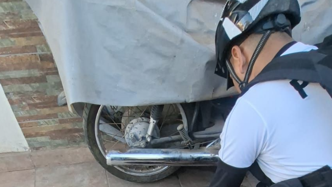 Detuvieron a un joven que golpeaba a su madre en la plaza del barrio 23 de Agosto