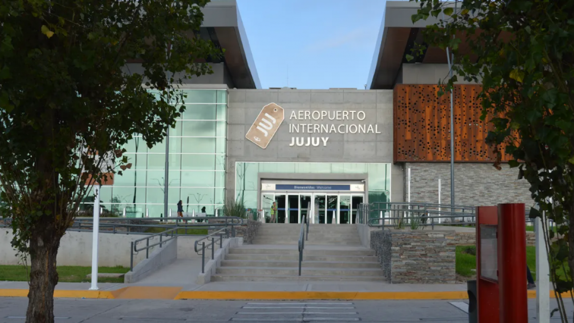 Controladores a�reos levantan el paro tras acuerdo salarial y vuelven a la normalidad los vuelos en Argentina