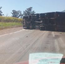 [VIDEO] Tremendo accidente en Jujuy: camión de bebidas volcó en la Ruta Nacional 34