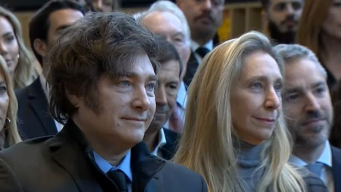 En medio del escándalo por coimas, Milei rompe el silencio... con el comunicado de una empresa