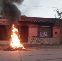 La casa del acusado por el femicidio de Tamara Fierro terminó incendiada en medio de protestas