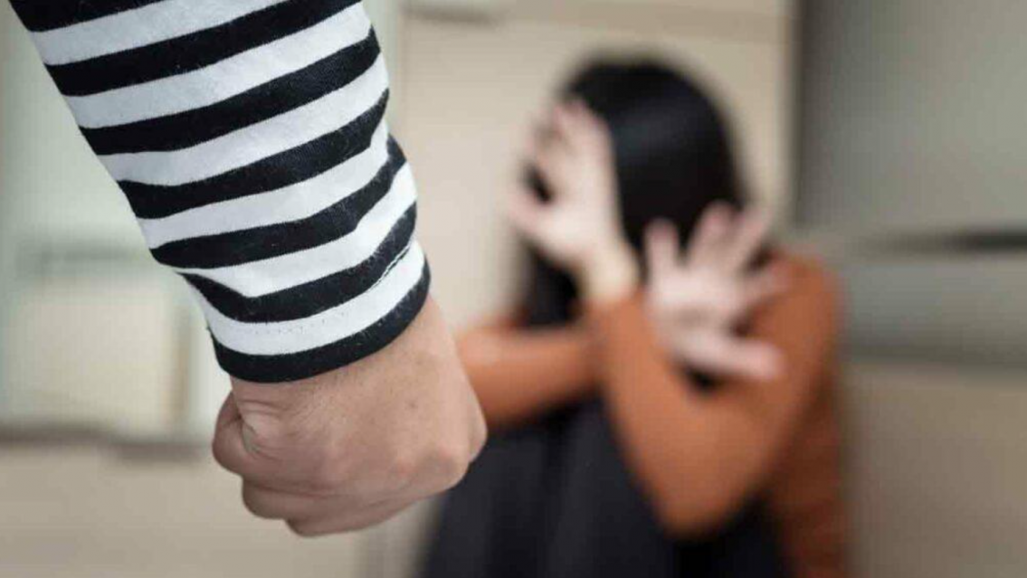 Juje�a fue a visitar a su familia y el padre la atac� a golpes