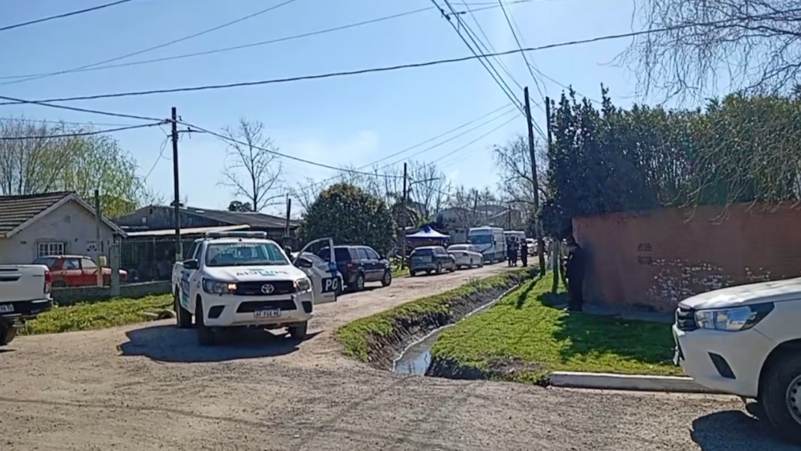 Encontraron muerta a una mujer enterrada en el patio y sospechan de su hija