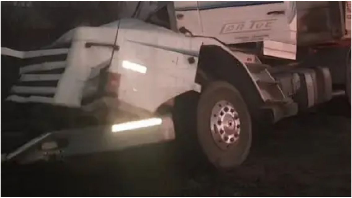 Dos camiones chocaron en la ruta: uno de los choferes se encuentra grave