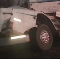 Dos camiones chocaron en la ruta: uno de los choferes se encuentra grave