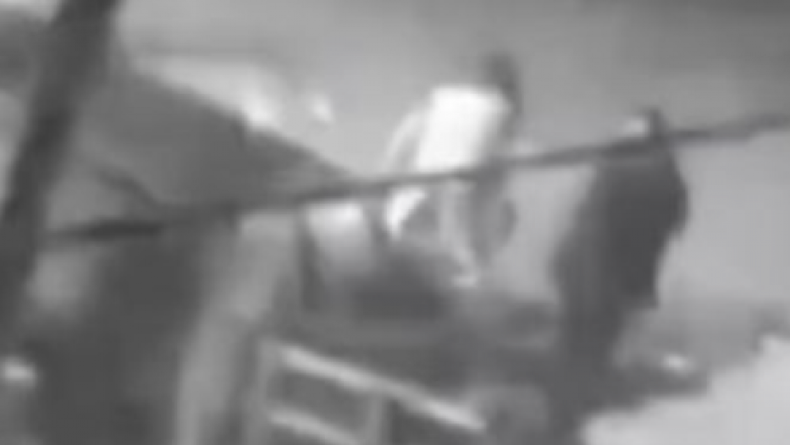 La vio con su nuevo novio y le hizo algo aberrante en plena vereda: ten�a 31 a�os