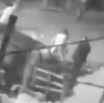 La vio con su nuevo novio y le hizo algo aberrante en plena vereda: tenía 31 años