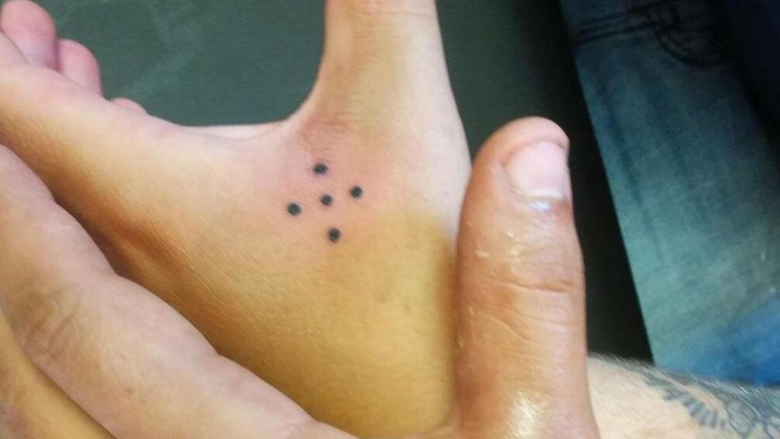 Cuidado si ves a alguien con el tatuaje de los cinco puntos: qué significa realmente
