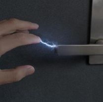 Por qué te agarra la corriente cada vez que tocás algo: los motivos y cómo evitarlo