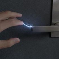 Por qué te agarra la corriente cada vez que tocás algo: los motivos y cómo evitarlo