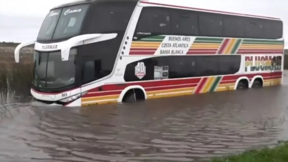 Casi se inunda: un micro qued� varado y rescataron a los pasajeros en lancha