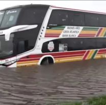 Casi se inunda: un micro quedó varado y rescataron a los pasajeros en lancha