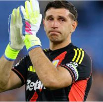 El mal momento de Dibu Mart&iacute;nez: sin club y con el futuro en duda