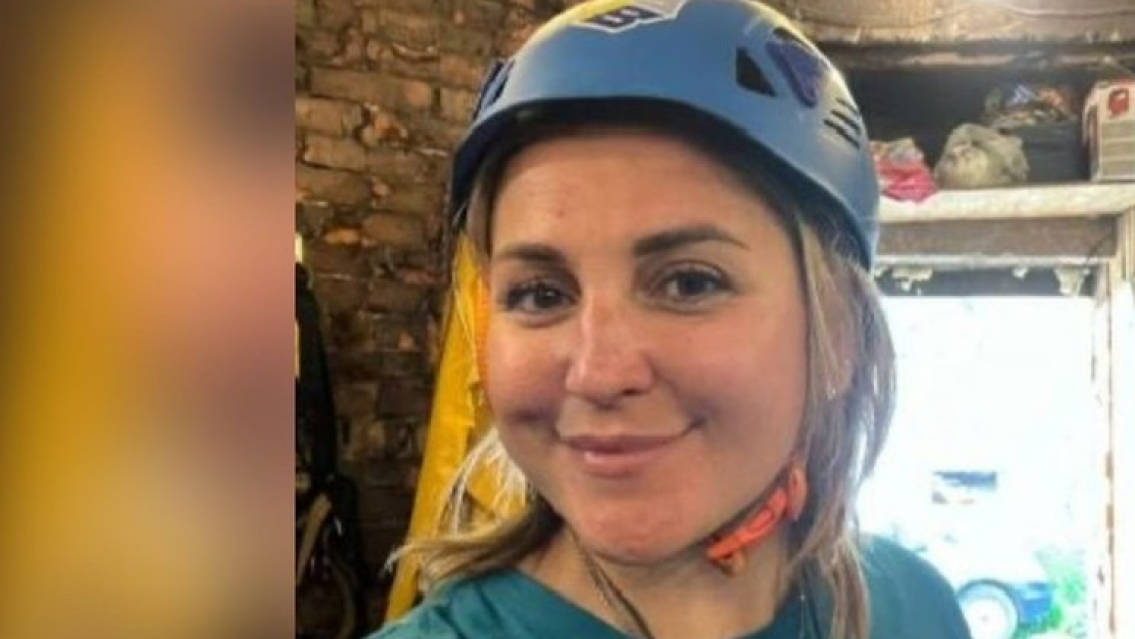 Quiso tomarse una selfie a 90 metros de altura pero resbaló y murió frente a su hijo