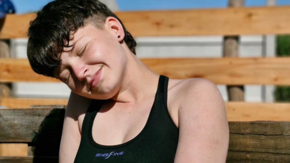 Por ayudar a una chica, la mataron a ella: la atacaron por el cuello