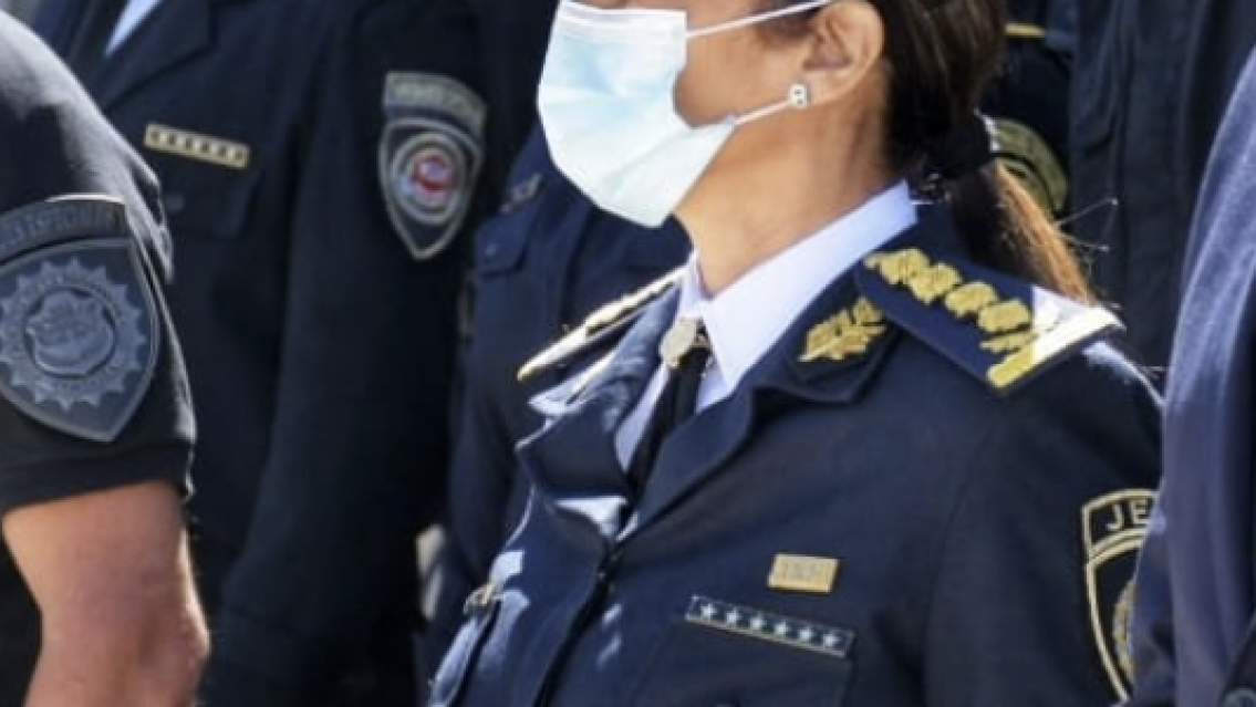 Polic�as juje�os evitaron una tragedia: "estaba encerrado con dos cuchillos"