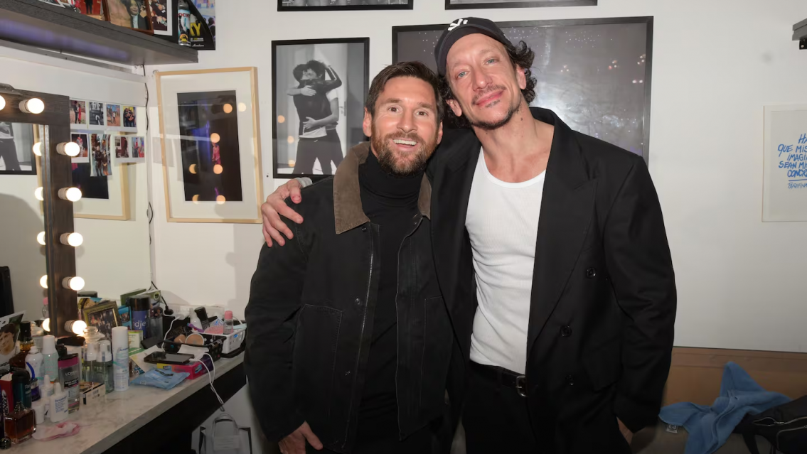 Messi fue a ver a Nico Vázquez al teatro y se dieron un sentido abrazo post divorcio