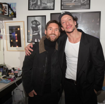 Messi fue a ver a Nico V&aacute;zquez al teatro y se dieron un sentido abrazo post divorcio