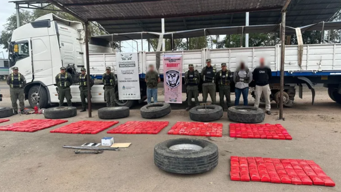 Cami�n ven�a cargado de "merluza": gendarmer�a vio que no era pescado y los detuvieron