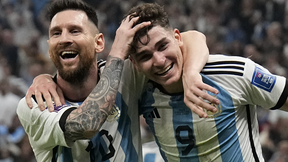 Lo que es "hacerle caso a los padres": Julián Álvarez, el mejor de La Selección después de Messi