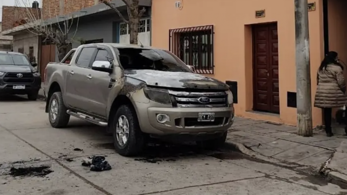 ¿Atentado? Así quedó: le prendieron fuego el auto al concejal Walter Cardozo