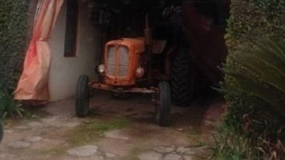 Fue al "telo" en un tractor y lo escracharon mal: es un conocido productor del campo