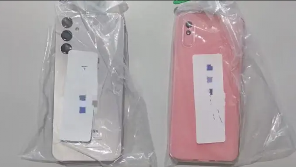 Llev� su celu a reparar y el t�cnico descubri� algo terrible que le hac�a a su hija