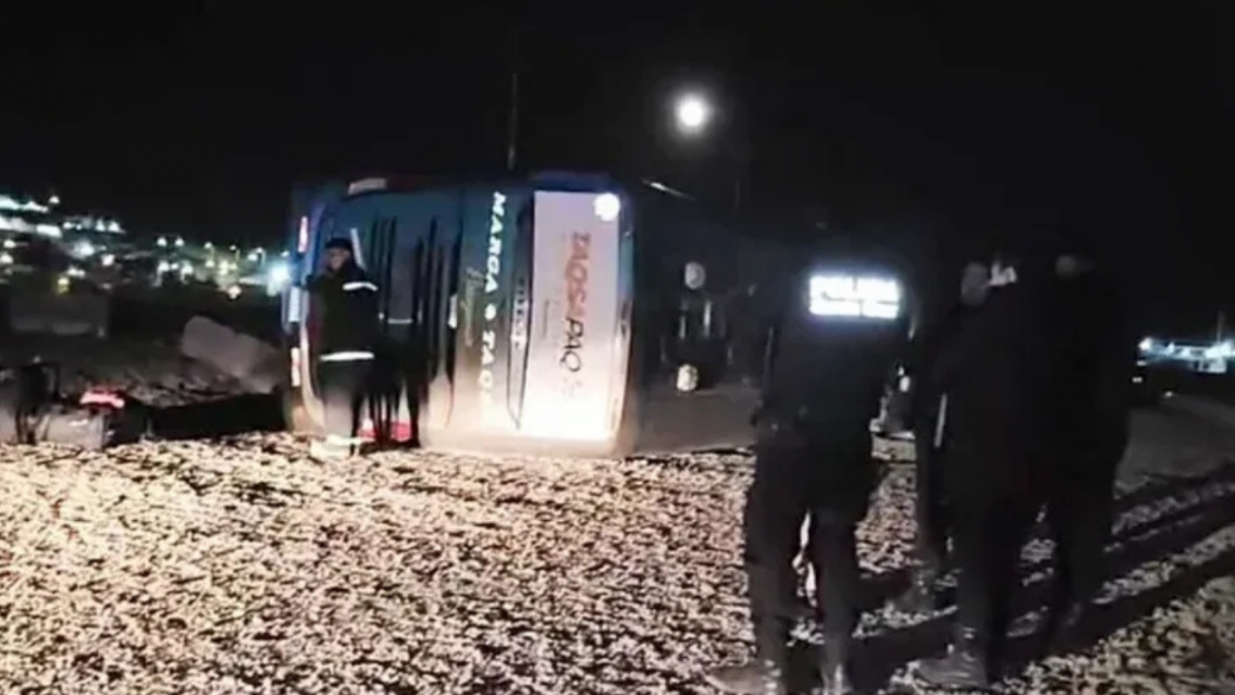 Volcó un colectivo con 30 pasajeros en plena ruta: hay varios heridos