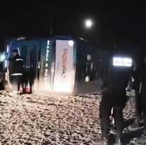 Volcó un colectivo con 30 pasajeros en plena ruta: hay varios heridos