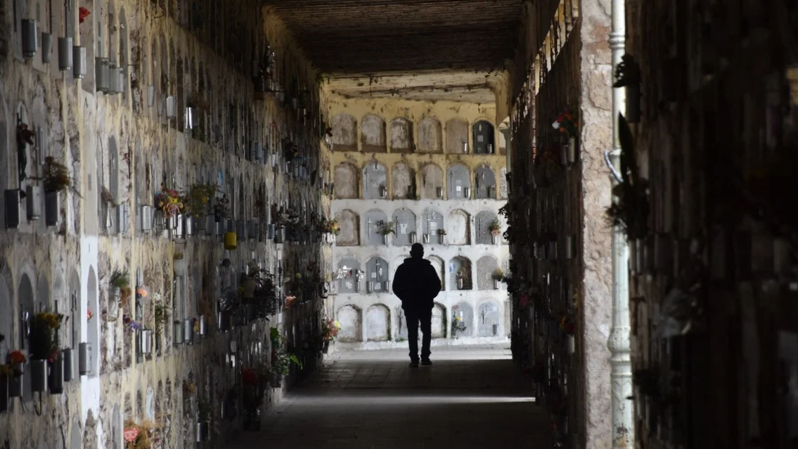 Encontraron a un difunto sentado sobre una tumba en el cementerio