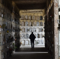 Encontraron a un difunto sentado sobre una tumba en el cementerio