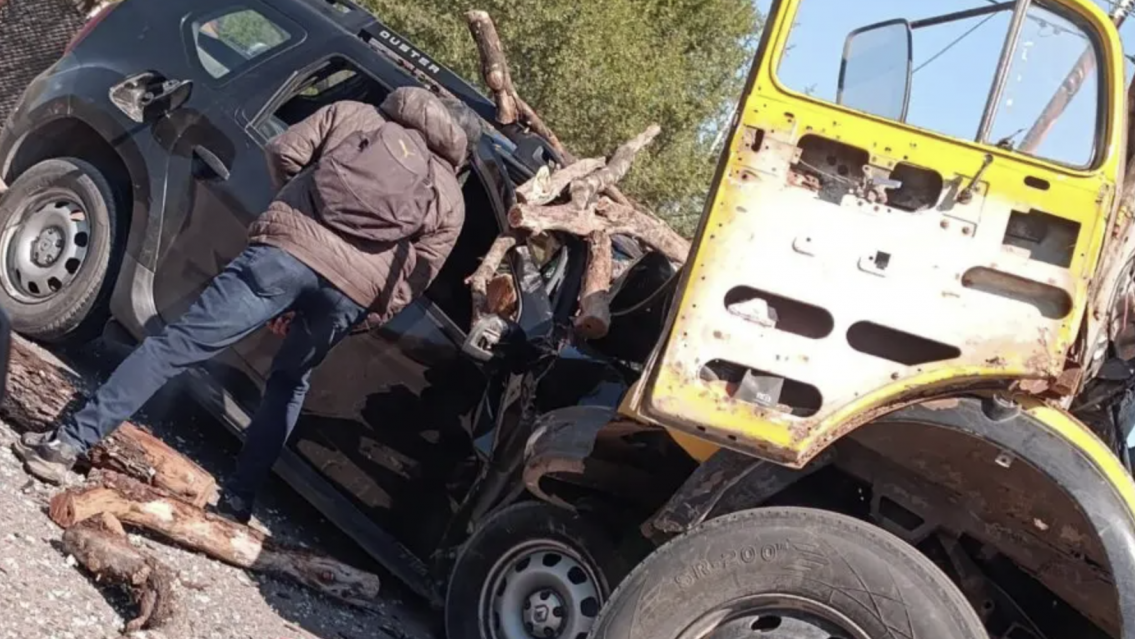 Norteño borracho chocó a una familia, intentó fugarse y se dio contra un camión