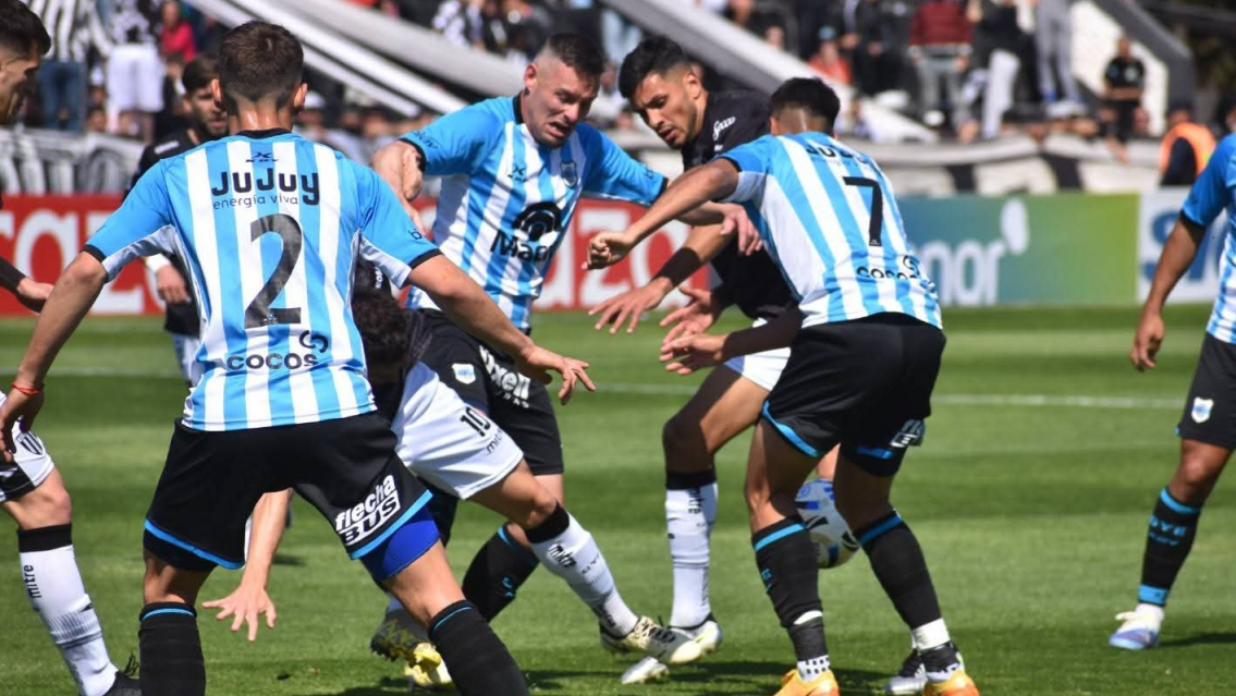 Gimnasia de Jujuy perdió el partido sobre la hora y Mendoza ahora está en la cima