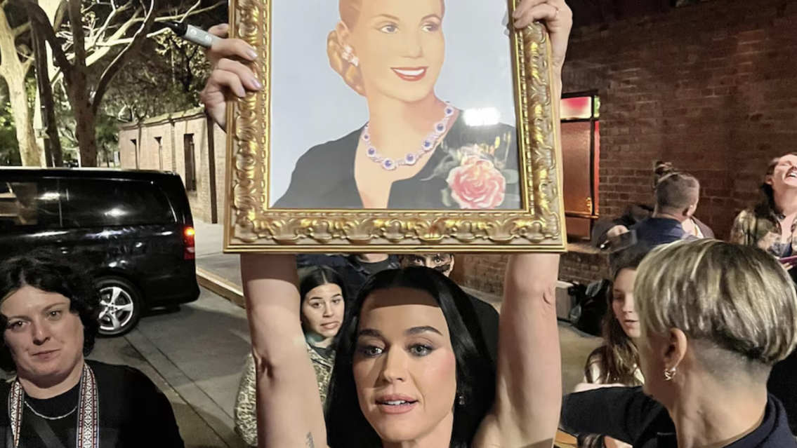 Por qué la cantante Katy Perry levantó un cuadro con la imagen de Eva Perón