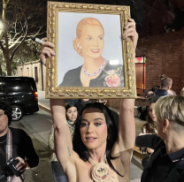 Por qué la cantante Katy Perry levantó un cuadro con la imagen de Eva Perón