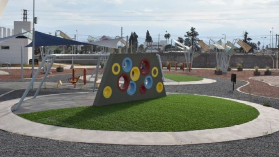 Salte�ita se atragant� con un caramelo en el Parque y un polic�a le salv� la vida