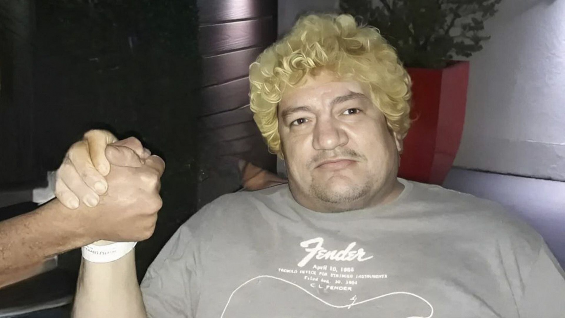 �Est� sano? Pity �lvarez apareci� en un bar y lo que hizo sorprendi� a todos