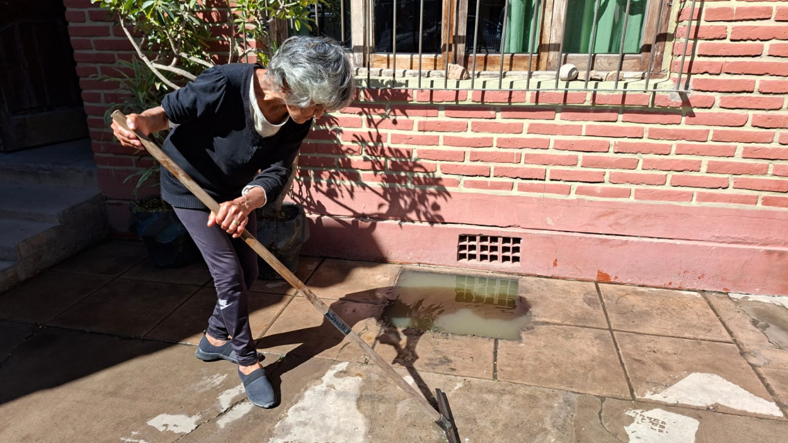 Cómo es vivir entre la porquería: a vecinos les revienta la cloaca y nadie hace nada
