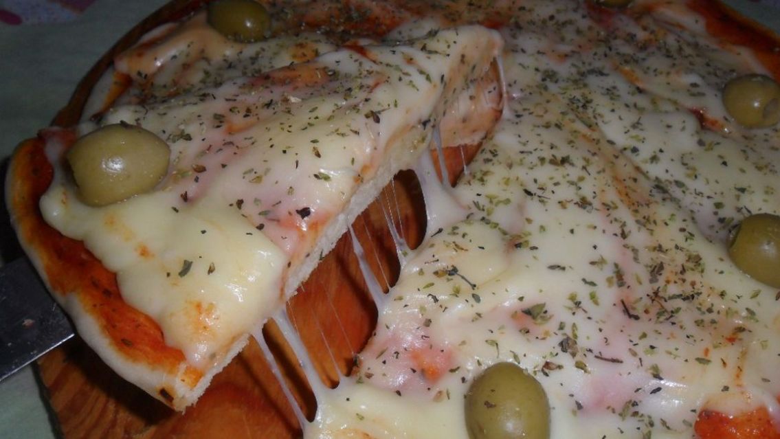 Ojo con esa pizza: ANMAT prohibió un queso cremoso